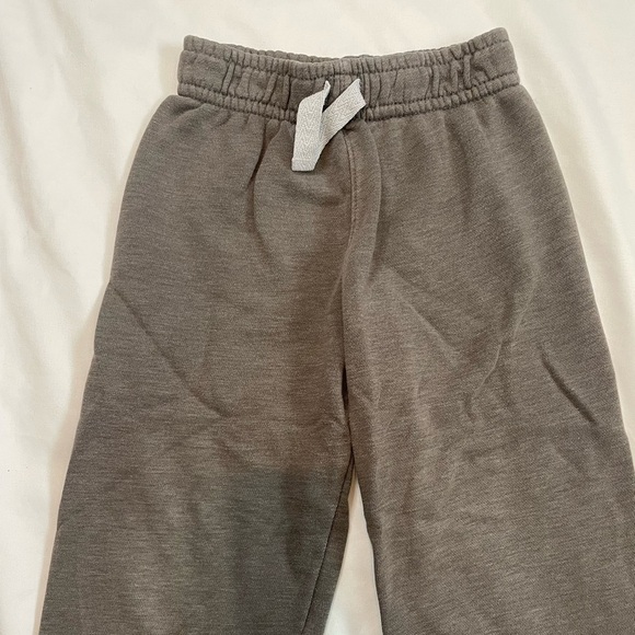🐶🐶Garanimals size 3T gray sweat pants🐶🐶 - Picture 2 of 4